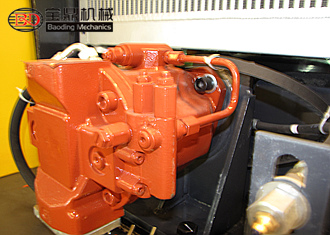 山东宝鼎轮式挖掘机95型号采用进口柱塞泵系统与发动机完美的功用匹配