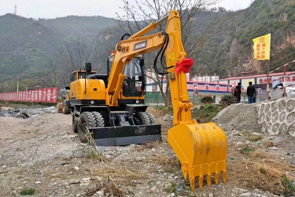 宝鼎轮式挖掘机助力新农村改造项目